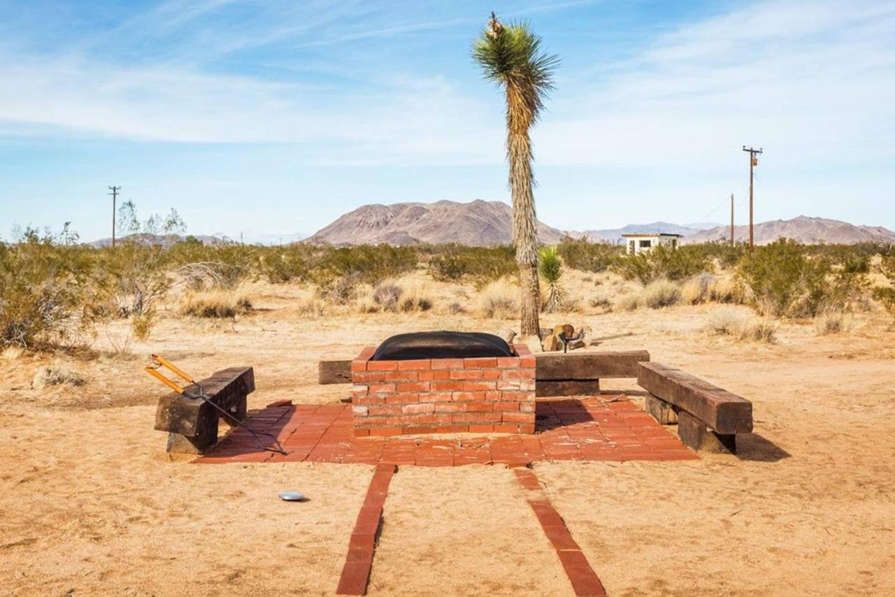 The Farmhouse Retreat: 5 Acres, Hot Tub, Sleeps 10, Ac Villa Joshua Tree Exterior photo